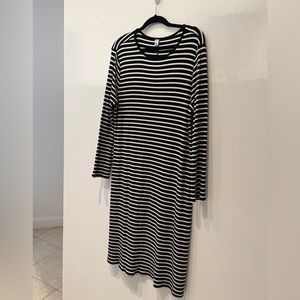 Old Navy black & white striped dress with long sleeves. XL